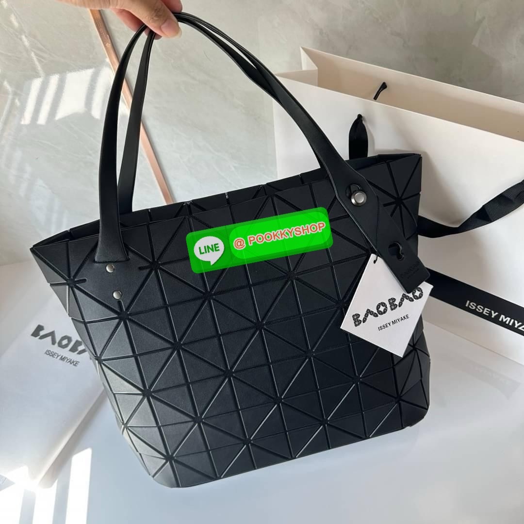 Bao bao Issey Miyake Rock Matte กระเป๋า Bao Bao ซีรีส์นี้จะเป็นทรงสี่เหลี่ยมผืนผ้าและทรงสี่เหลี่ยมจัตุรัส น้ำหนักเบา มีซิปปิดด้านบน ถือเป็นรุ่นที่เหมาะกับการใช้งานในชีวิตประจำวัน สามารถพับมุมและบริเวณด้านล่างของกระเป๋าเพื่อเพิ่มความสะดวกสบายในการใช้งาน ทั