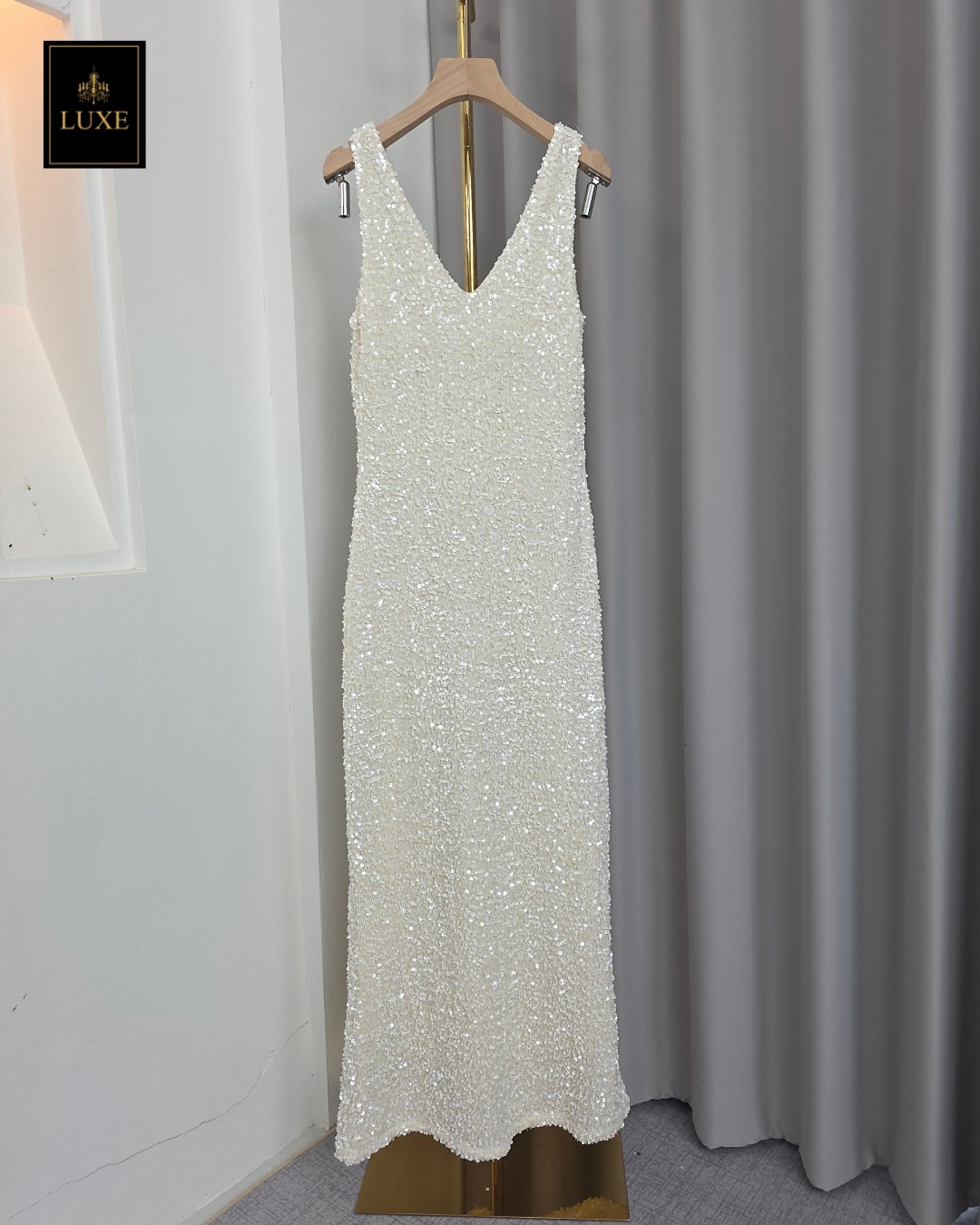 เดรสแฟชั่น เดรสเสื้อคอวีแขนกุด ทรงเข้ารูป