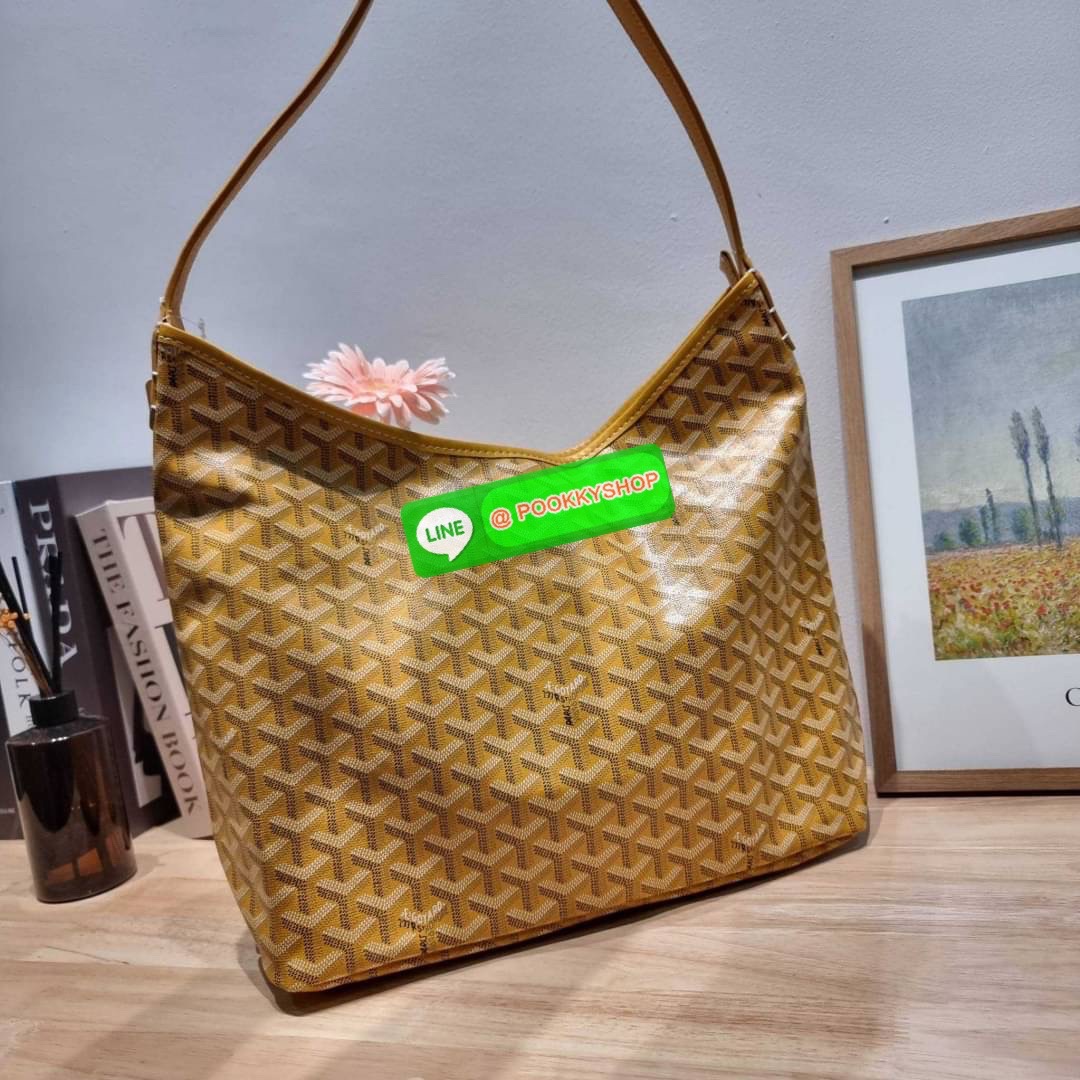 GOYARD BOHEME HOBO BAG ใหม่สุดคุ้ม กับกระเป๋าสะพายทรงโฮโบ ใบใหญ่จุใจ!! มาครบสีขายดี เลิศทุกสี รูปทรงคลาสสิค ดีไซน์เป็นเอกลักษณ์ วัสดุหนังแคนวาสพิมพ์ลายสวยคม ปากกระเป๋ามีซิปเปิด-ปิดกันของหล่นได้ ภายในโล่งกว้างมาก มาพร้อมสายคล้องในตัว ทนทาน สะพายสวยๆได้ทุกว