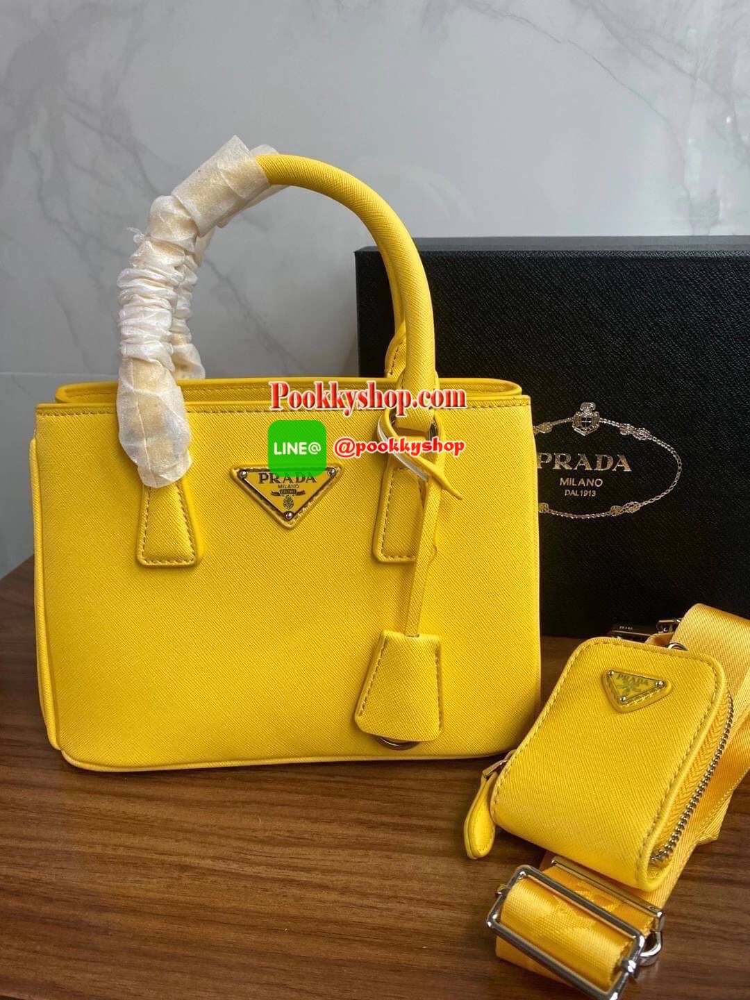 Prada กระเป๋าถือหรือสะพายอเนกประสงค์ วัสดุหนังสวยอยู่ทรงขนาดกำลังดีน้ำหนักเบา ดีไซน์สวยเก๋ที่หูหิ้วกระเป๋า โลโก้แบรนด์อะไหล่หรู หูจับแข็งแรงพับลงได้สะดวกใช้หัวซิปแบรนด์ ภายในมีโลโก้ ช่องซิป ช่องใส่มือถือ สามารถใส่กระเป๋าสตางค์ใบยาว ipad mini ของใช้จุกจิกไ