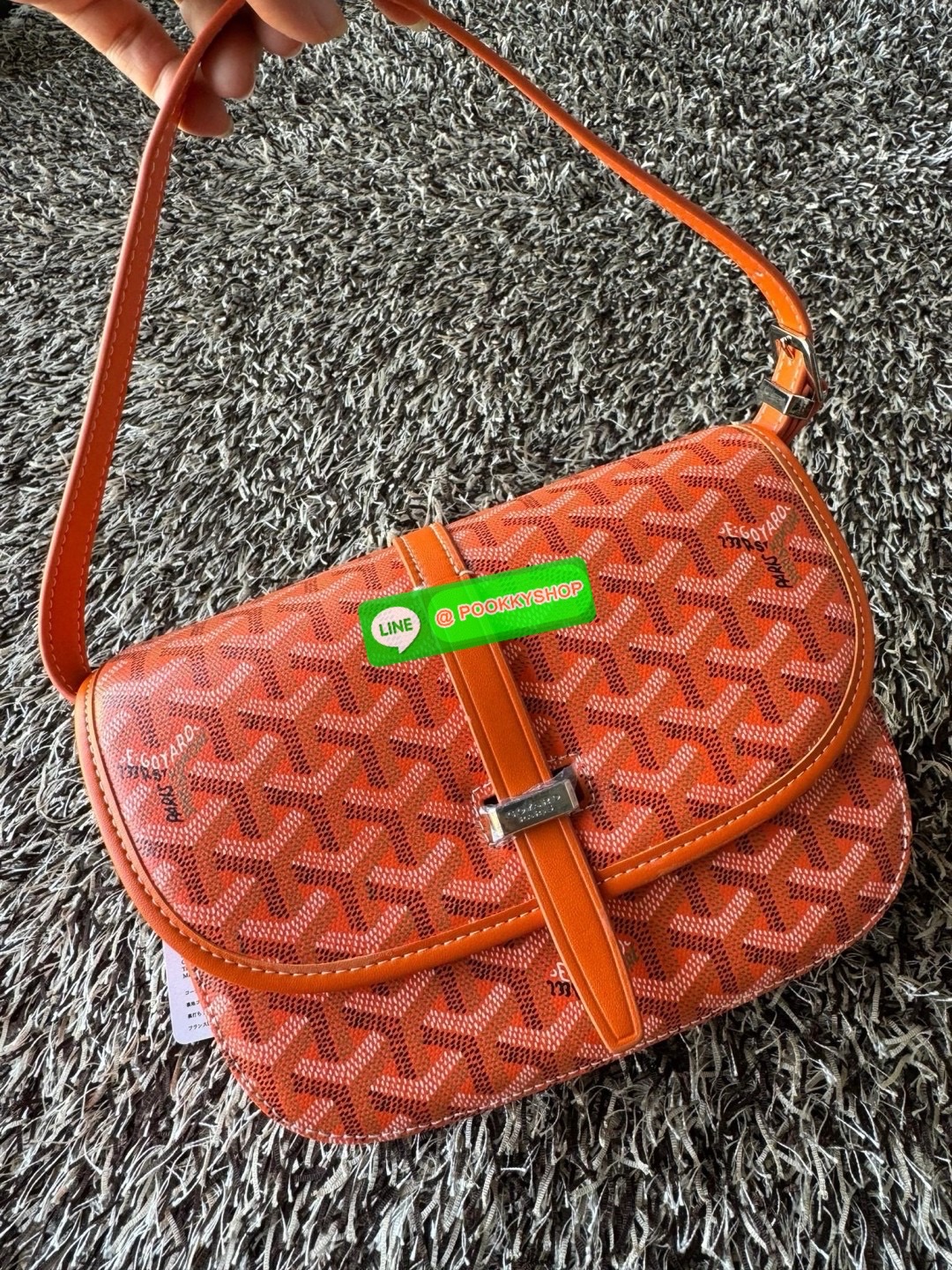 Goyard belvedere pm แบรนด์ดังจากฝรั่งเศส เรัยบหรูแต่ดูสง่า สะดุดตาด้วยลายเฉพาะตัว วัสดุที่นำมาตัดเย็บกระเป๋าเป็นวัสดุผ้าใบ Canvas ที่มีชื่อเรียกว่า “Goyardine” ซึ่งเป็นผ้าใบที่เป็นการผสมผสานระหว่างผ้าฝ้าย (Cotton), ผ้าลินิน (Linen) และ ผ้าป่าน (Hemp) ทำกา