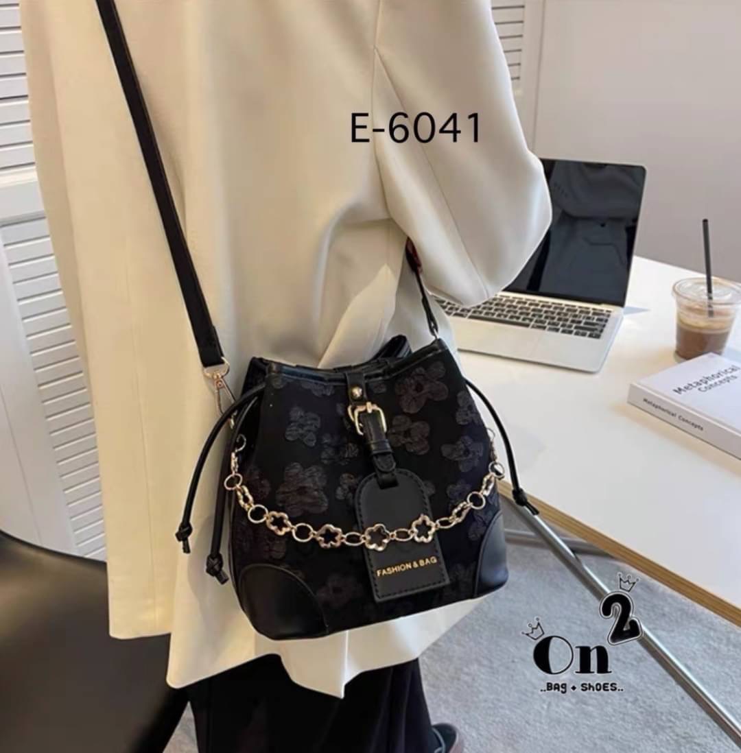 กระเป๋าสะพายทรงขนมจีบ ลายดอกไม้ เปิด-ปิดแบบหูรูด ทรงสุดฮิต มาพร้อมสายสะพาย 2 สาย มาใหม่ 2 สีจ้า