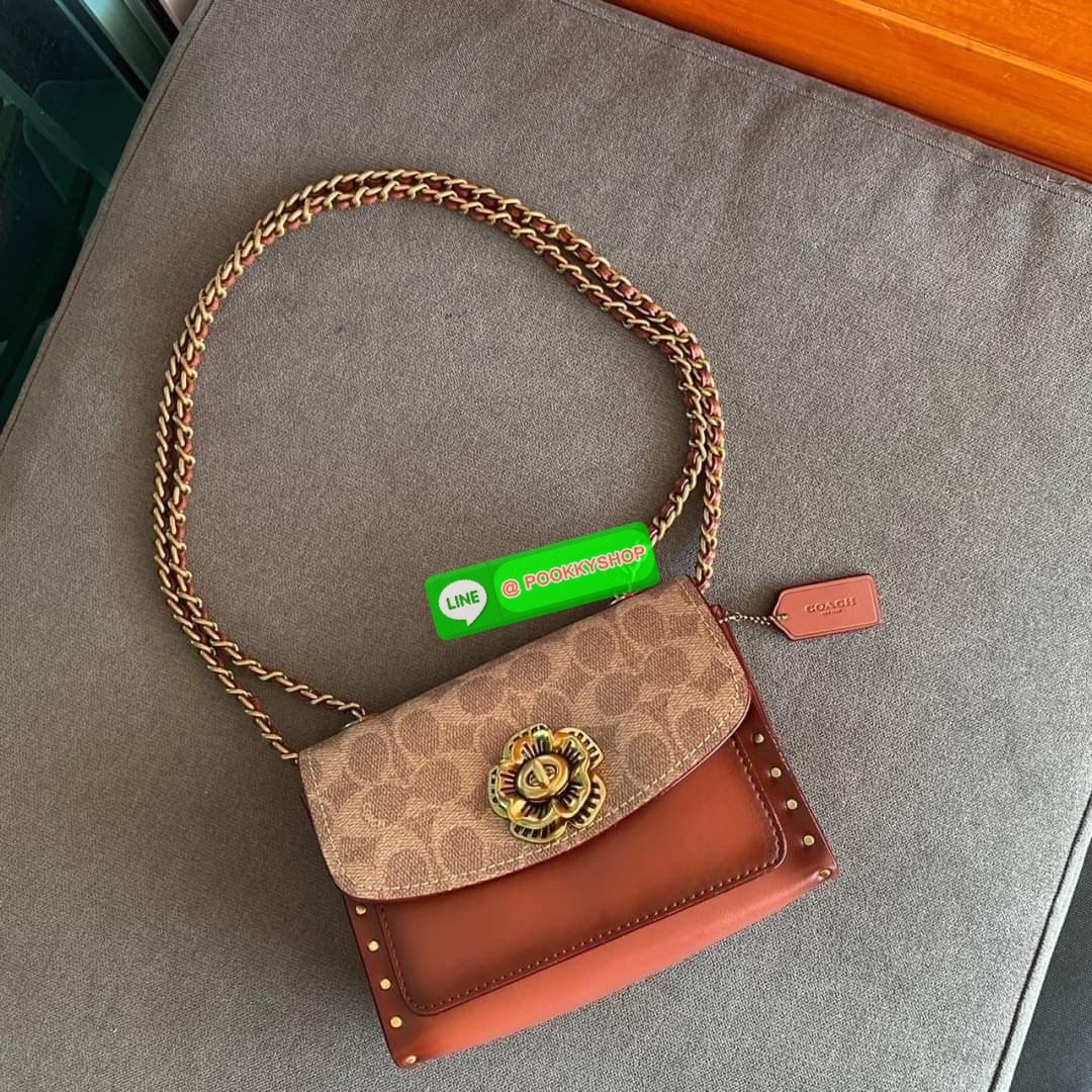COACH PARKER 18 IN SIGNATURE CANVAS WITH RIVETS (COACH 30592) มาแล้วแม่ รุ่นที่สาวๆเรียกร้องถามหากันบ่อยๆ สุดหรูดูไฮโซมากแม่ ใครได้ไปรับรองหลงรักไม่ผิดหวังคะ วัสดุหนังแท้ สลับหนังแคนวาส รูปทรงสวย ตัวล๊อคกระเป๋าเป็นรูปดอกไม้ด้านหน้าที่เป็นเอกลักษณ์ มาพร้อม