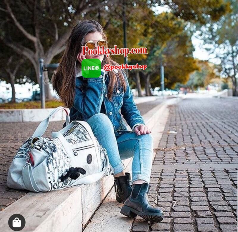 Kipling Disney's 90 Years Of Mickey Mouse Duffel Bag (TAGALONG) กระเป๋าถือใบใหญ่ ด้านหน้าและด้านข้างมีช่องซิปใส่ของจุกจิก เปิดปิดด้วยซิปเดียวด้านบน ใบใหญ่ ใส่เสื้อผ้าออกทริป เล่นกีฬาได้หลายชุด มาพร้อมสายสะพาย ใบเดียวทั้งเที่ยว ทั้งเล่นกีฬา ห้ามพลาดนะ