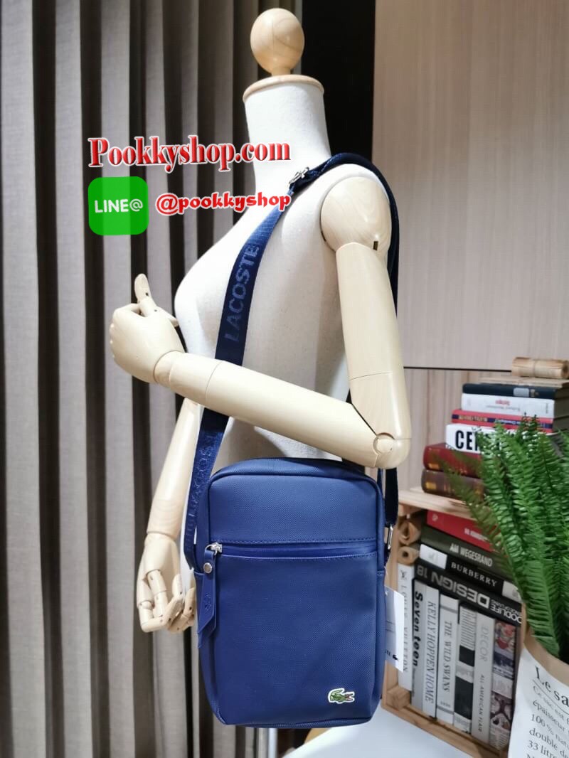 ห้ามพลาด‼️ NEW ARRIVAL! SAFFIANO SHOULDER BAG รุ่นใหม่ล่าสุดจาก Factory ดีไซน์ Unisex ใช้ได้ทั้งชายและหญิง วัสดุหนัง Saffiano เนื้อหนาอยู่ทรงสวยดูดี ด้านหน้ามีโลโก้แบรนด์ มี1ช่องใส่ของช่องหลักเปิดปิดด้วยซิปสะดวกใช้ ภายในมีช่องใส่ของและช่อง