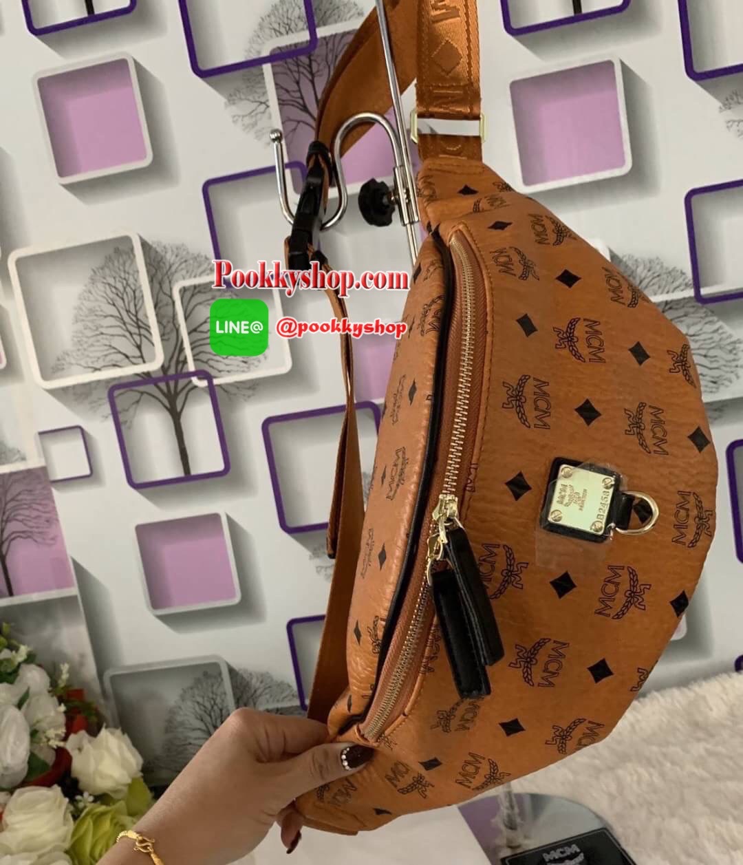 MCM Fursten ลาย Visetos กระเป๋าคาดอก/เอว ที่เข้ากับทุกไลฟ์สไตล์ จะคาดรอบเอวหรือพาดลำตัวก็ให้ลุคสตรีทแบบทันสมัย วัสดุหนังสังเคราะห์เคลือบผิวลาย Visetos หนังดีมากๆ ค่ะเปิด-ปิดด้วยซิป 2 ทาง ด้านหลังมีช่องซิปยาว 1 ซิป ด้านในโล่งกว้าง และมีช่องสำหรับเก็บของจุก