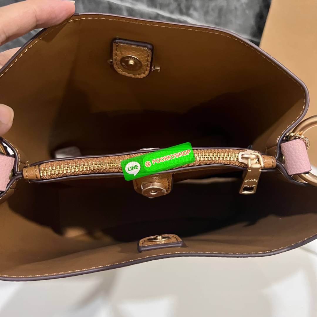 COACH C3598 SMALL TOWN BUCKET WITH SPACED WILDFLOWER PRINT มีความน่ารักละมุนมาก กระเป๋าทรงบัคเก็ต ดีไซน์ดอกไม้คละรอบใบ วัสดุหนังแท้ปากกระเป๋าเปิด-ปิดด้วยกระดุมแม่เหล็ก 2 มีหูจับในตัวและสายสะพายข้าง ภายในโล่งกว้าง มีช่องซิปแยกสัดส่วนตรงกลาง สายสะพายปรับระด