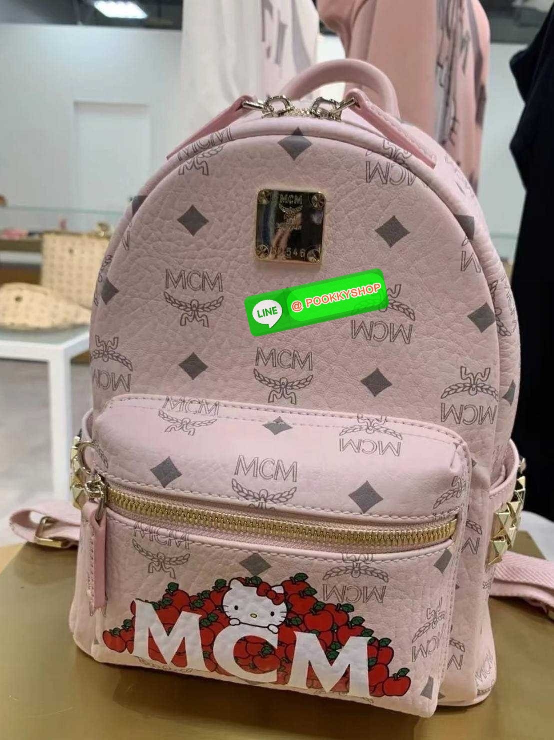 🔆 Model MCM×HELLO KITTY STARK SIDE STUDS MINI BACKPACK IN VISETOS 🔆 Details อีกหนึ่งรุ่น Best seller ที่ต้องมี!! พร้อมสีมาใหม่ที่พลาดไม่ได้!! และดีไซน์คอลแลบกับคิตตี้ครบรอบ 50 ปี! น่ารักน่าใช้เกินเรื่องสุดๆ กระเป๋าเป้ ไซส์ mini ขนาดเหมาะกำ