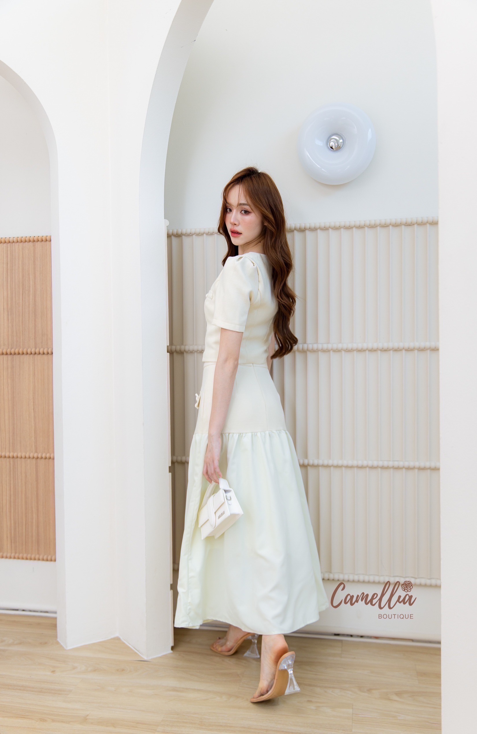 ชุดเซทแฟชั่น ชุดSet เสื้ิอแขนสั้นแต่งดอกไม้ที่หน้าอก มาคู่กับกระโปรงเอวสูง แต่งดอกไม้เข้ากันทั้งชุด