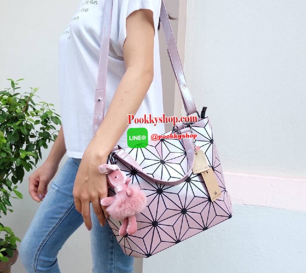 รุ่นขายดี ลาย Limited edition หายาก ปรับทรงได้ 2 แบบ น่ารักมาก สี Candy Plum สวยที่สุด มาพร้อมกระต่ายเข้า set เลิศคะ ⚡กระเป๋า จากแบรนด์ David Jones กระเป๋าสะพายข้างดีไซน์เกร๋มาก สีสวยหรูมาก ขนาดกะลังดีเลย ⚡น้ำหนักเบามากคะ ภายในมีช่องเก็บของจ