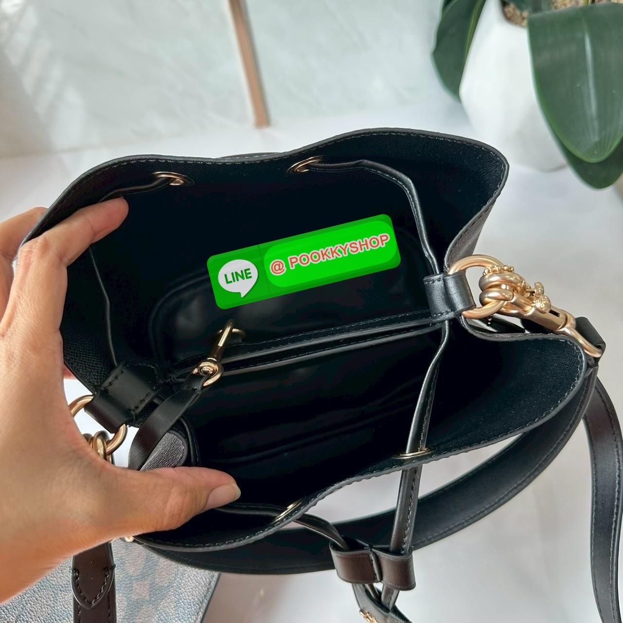 Coach Roan Bucket Bag Signature Canvas CBH07 กระเป๋าทรงบัคเก็ตใบเก๋ ดีไซน์คลาสสิก ลายซิกเนเจอร์สุดฮิต ใส่ได้ทุกโอกาส มาพร้อมสายสะพายปรับได้ ถอดได้ ใช้งานได้ทั้งสะพายไหล่ / crossbody / handheld