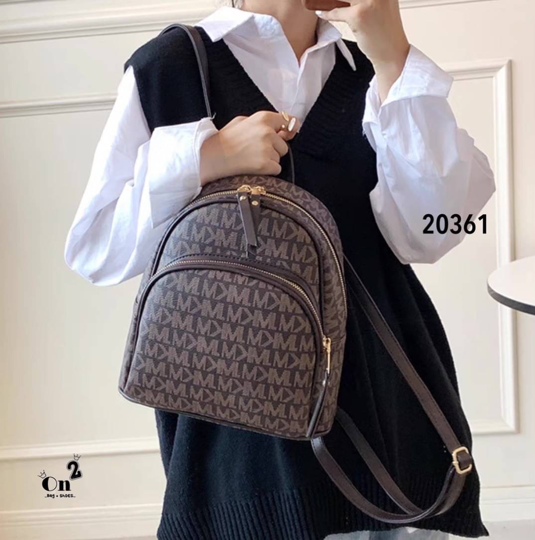 กระเป๋าสะพายเป้แฟชั่นมาใหม่ งานสไตล์แบรนด์ งานซิปมี 2 ช่องใช้งาน ขนาดกำลังดีน่าใช้มากค่ะ พร้อมส่งค่า