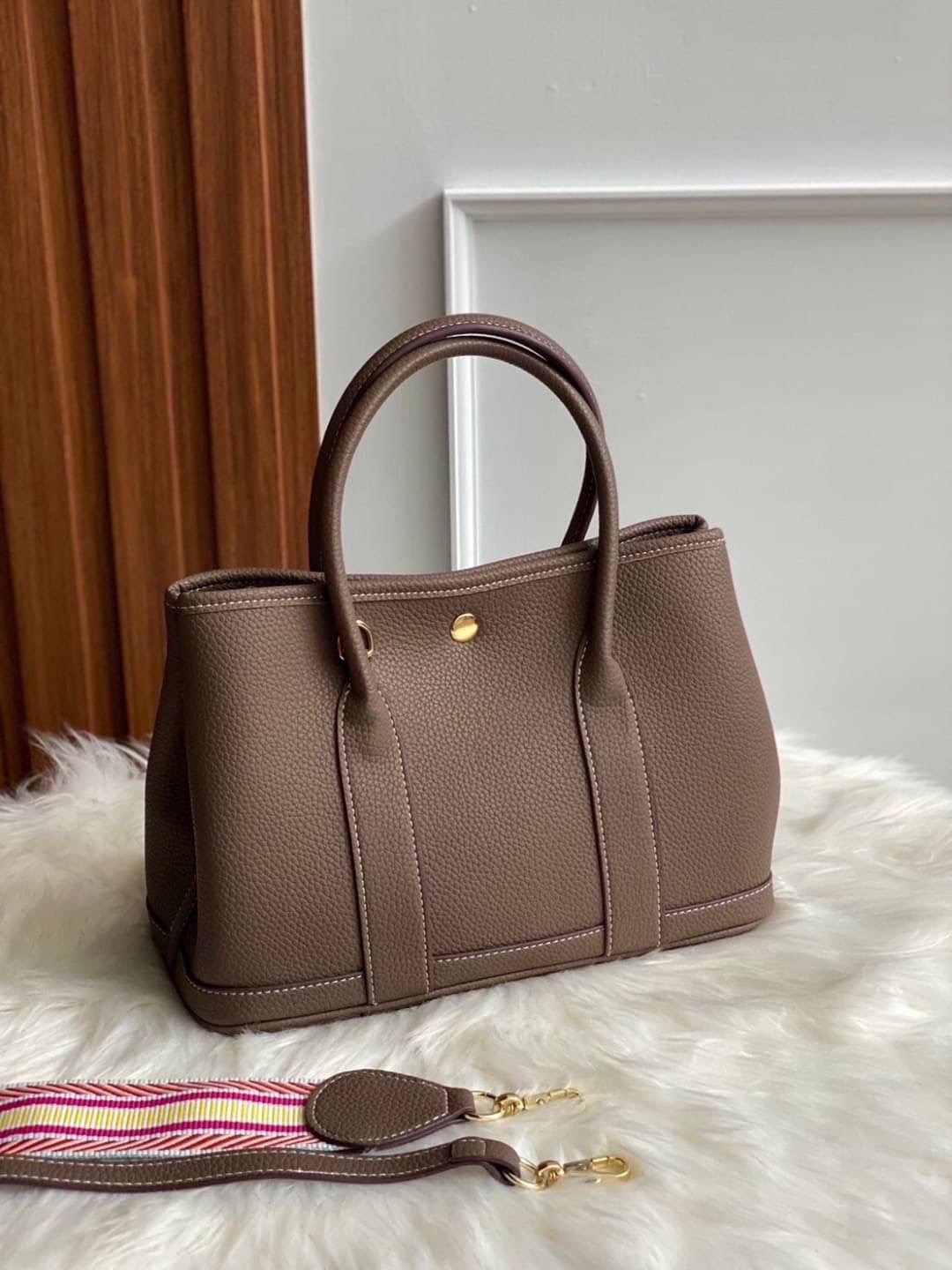 Restock อีกครั้ง รุ่น GD 30 cm หนัง PU premium Soft togo หนังนุ่ม สวยมากก จุของได้เยอะสุดๆ ภาพในสวยหรูบุเป็นผ้า Canvas ประกบฐานด้วย PU premium งานคัตติ้งสวยมาก มาพร้อมกับเซตกระเป๋าผ้า Canvas อีก 1 ใบ และสายสะพาย 2 เส้น คุ้มมสุดด