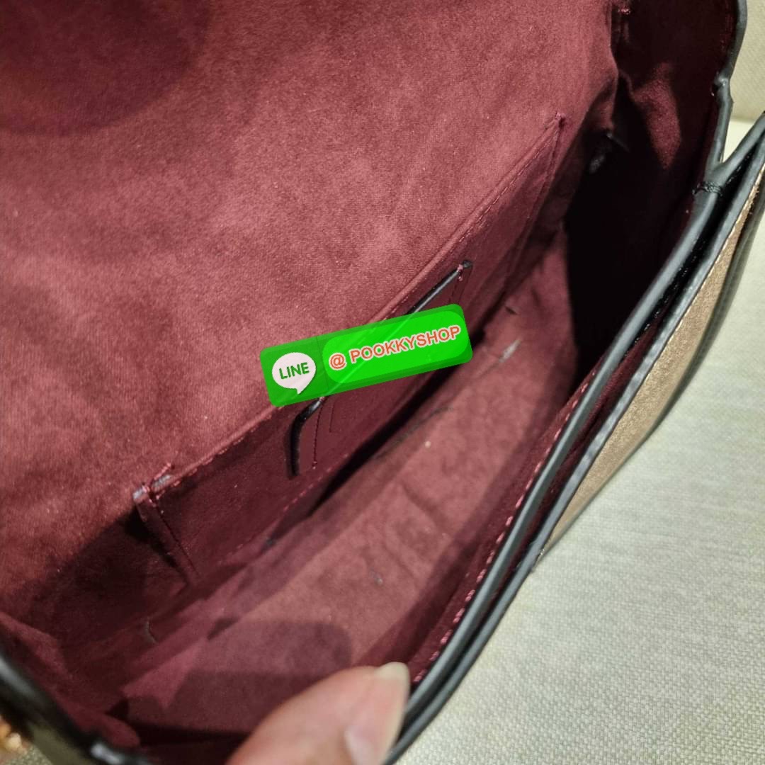 COACH C3593 GEORGIE SADDLE BAG IN COLORBLOCK SIGNATURE CANVAS WITH RIVETS ยกระดับความหรูให้กับตัวเองกันหน่อย ด้วยกระเป๋ารุ่นนี้!! ครอสบอดี้ที่ดีไซน์หรู อัพเลเวล ในราคาที่จับต้องได้ วัสดุหนังแคนวาสเคลือบสลับหนังเรียบ พิเศษไปอีกตกแต่งขอบด้วยหมุด เพิ่มดีเทลก