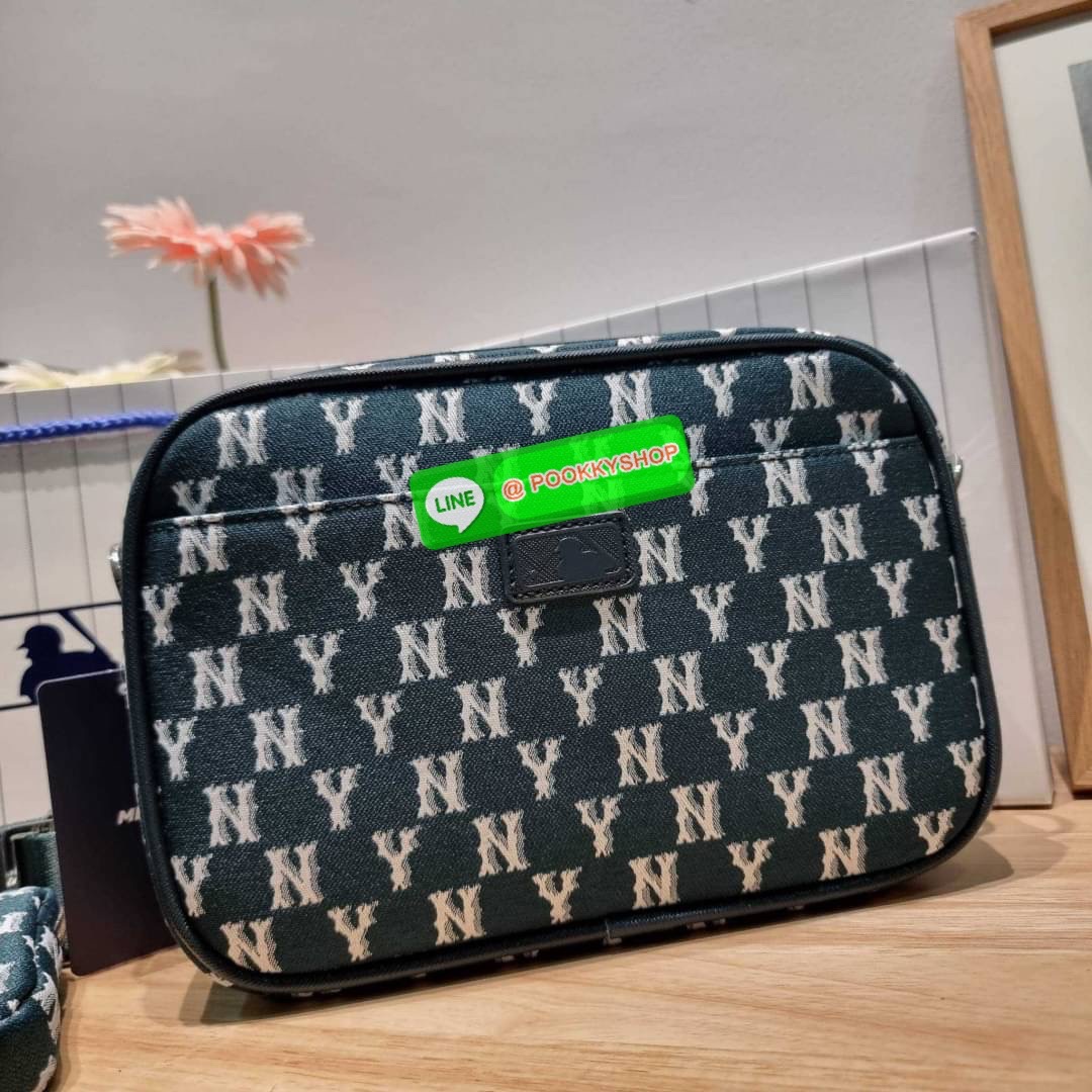 MLB JACQUARD MONOGRAM CROSSBODY BAG ฉุดไม่อยู่ ดาเมจแรงมาก!! กับกระเป๋าครอสบอดี้ ที่สายเกาต้องมี!! ดีไซน์ลวดลายโมโนแกรมเอกลักษณ์ ลงบนผ้า jacquard ได้อย่างลงตัวและสวยงาม เปิด-ปิดด้วยซิป ภายในโล่งกว้าง จุของสบายๆ มาพร้อมใบลูก และสายสะพายข้าง ให้ความคล่องตัว