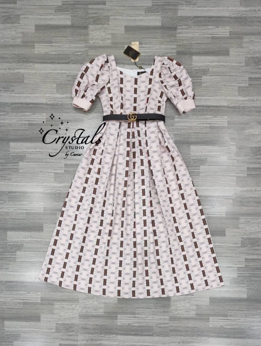 เป็นชุดที่บอกเลยว่าใส่ได้หลากหลายโอกาสแน่นอนค่ะ กับงานเดรสคอเหลี่ยม แขนตุ้กตา ช่วงเอวเก็บทรงสวย กระโปรงยาวเย็บจับจีบใหญ่รอบตัว จัดพร้อมเข็มขัดGCหัวสีทองตามรูป ด้วยดีเทลและคัตติ้งสุดพรีเมียม เนื้อผ้าพิมพ์ลายที่เป็นแบบเฉพาะจากเรา รับรองว่าไม่ซ้ำใครแน่นอน สี