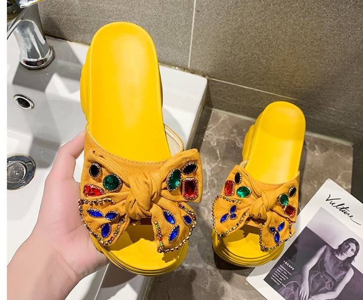 แบบขายดีรีพีท รองเท้าส้นเตารีดแบบบสวม วัสดุพื้นPUน้ำหนักเบาสูง9cm แบบสวมหนังแต่งผ้ายีนส์ติดอะไหล่คริสตัลหลากสีงานสวยเก็บเท้าเรียวแบบน่ารักใส่ได้เรื่อยๆค่า