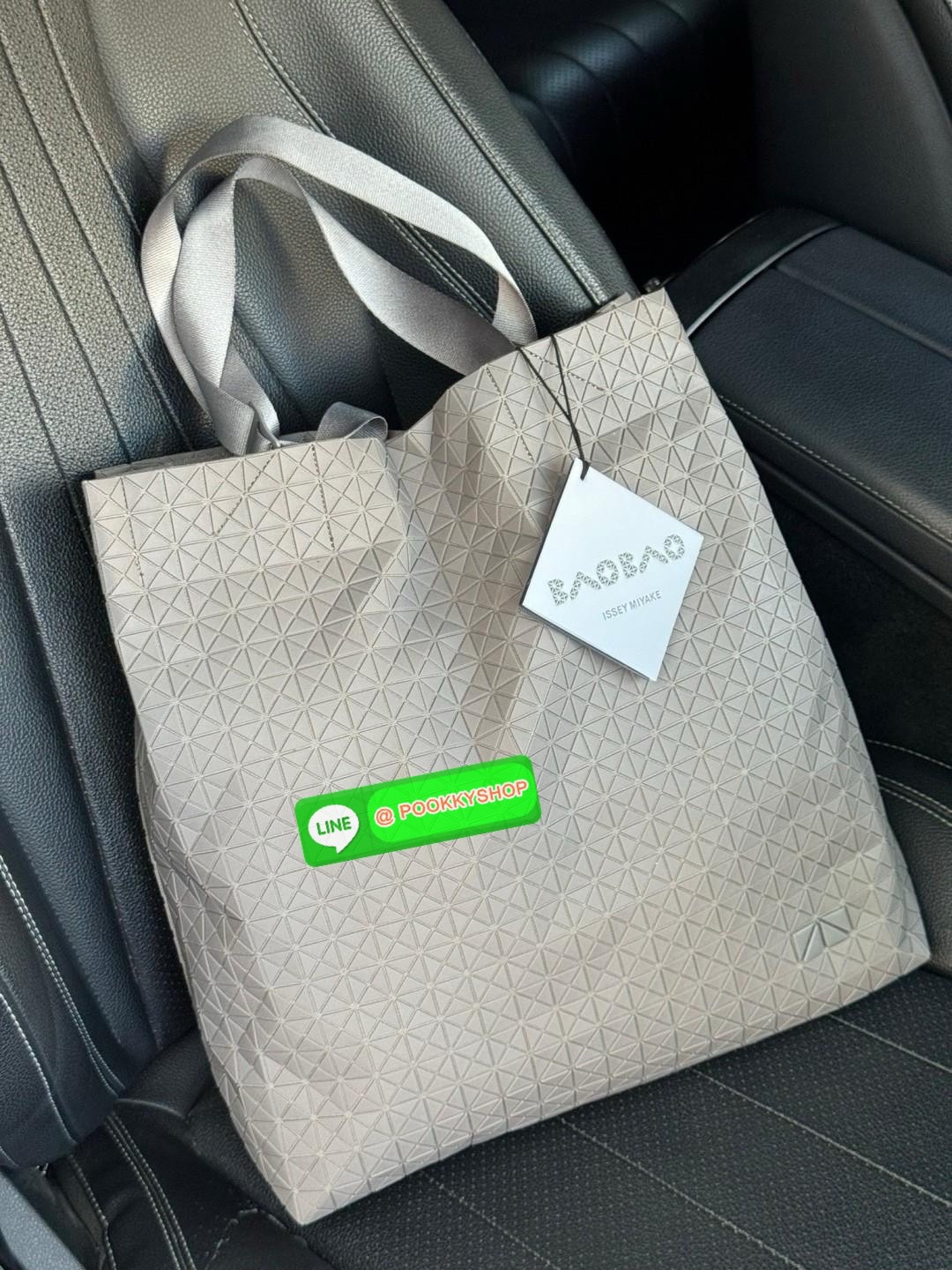 Baobao Issey Miyake Cart S geometric tote bag รูปทรงที่สร้างขึ้นโดยบังเอิญ' เสื้อผ้าที่มีโครงสร้างและได้รับการออกแบบทางวิศวกรรมอันเป็นเอกลักษณ์ของแบรนด์ ส่งต่อไปยังเครื่องประดับที่น่าประทับใจและไร้กาลเวลาเหล่านี้ กระเป๋าโท้ต Cart ประดิษฐ์ขึ้นจากการตั