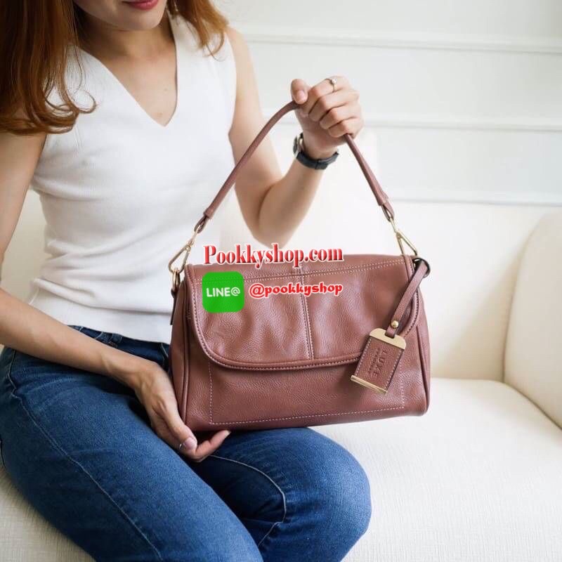 LUXE อีกหนึ่งรุ่นที่ขายดีมากๆ กับช่องการใช้งานที่รับรองว่าถูกใจค่ะ Regular city bag มาพร้อมสายสะพาย 2 เส้น สายสั้นบุนุ่มไหล่ สะพายแล้วไม่ปวด สายยาวปรับระดับได้ มาพร้อมช่องใช้งานที่จัดระเบียบของอย่างดี หนังเป็นทรงตั้งได้