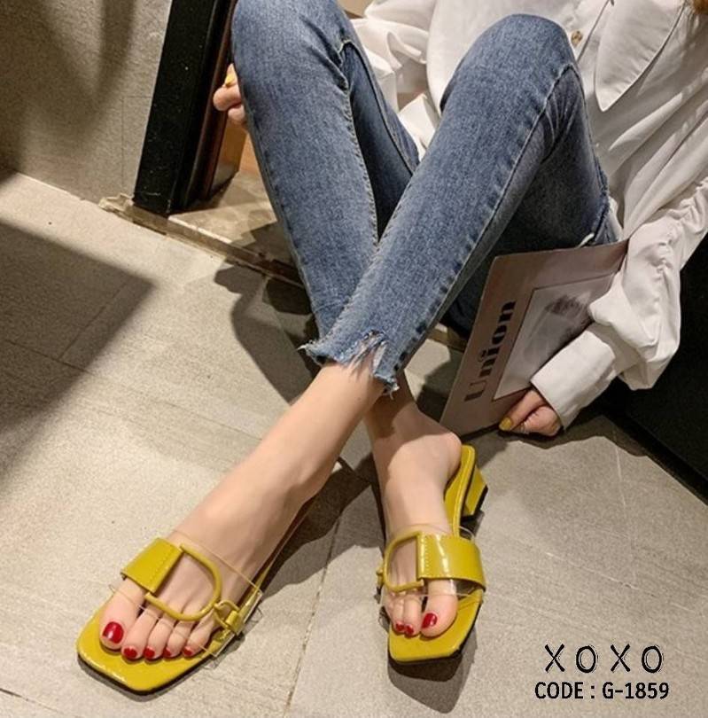 สินค้าพร้อมส่ง งานสวม ทรงสวย สวมใส่ง่าย น้ำหนักเบา มีส้นเล็กน้อย ใส่กำลังสบาย ส้นเป็นทรงเหลี่ยม ใส่แล้วไม่เมื่อย วัสดุหนังแก้ว ด้านหน้าคาดอะไหล่ DD สวย แมทส์ชุดง่าย