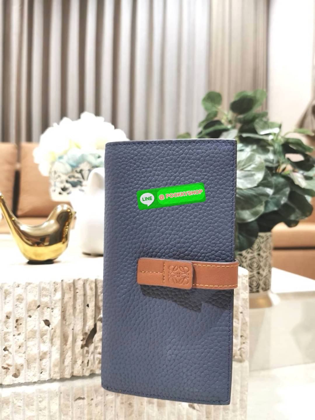 ✴️Don't Miss!✴️NEW! LOEWE LONG WALLET BAG VIP GIFT WITH PURCHASE-GWP กระเป๋าพรีเมี่ยมกิ๊ฟ Limited จาก LOEWE DUTYFREE COUNTER วัสดุหนังแท้เทคเจอร์สวยอยู่ทรงปั้มโลโก้แบรนด์ด้านหน้าเปิดปิดด้วยกระดุม ภายในมีช่องใส่ธนบัตรหลายช่อง ช่องหลักสาม