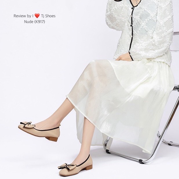 พร้อมส่งรองเท้าคัชชูนำเข้า ขายดีสุดๆ หนังรุ่นนี้คือดีนิ่มมาก ทรงสวย สวมใส่ง่าย แต่งด้วยโบว์น่ารักๆ ใส่ได้เรื่อยๆ เรียบหรูดูดีมาก ใส่สบาย ส้นงอได้ช่วยลดแรงกระแทกเวลาเดินได้ดี แมทกับชุดง่าย ใส่กับอะไรก็น่ารักสุดๆ ควรมีไว้เป็นคู่โปรด ของจริงงานดีมากสวยมาก ตร