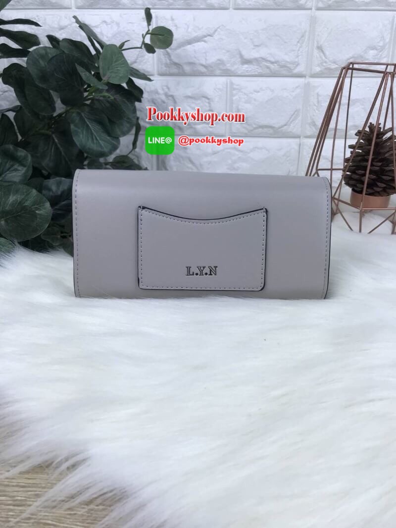 LYN AMOUR LONG WALLET กระเป๋าเงินใบยาวหนังเรียบ ปั๊มโลโก้แบรนด์ เปิดปิดแบบหมุนล็อก ด้านหลังใส่บัตรได้ ด้านในมีช่องซิปใส่เหรียญและช่องใส่บัตร พร้อมช่องธนบัตรตามยาว เป็นอีกรุ่นที่สวยน่าครอบครองค่า มีหลายสีมากๆ *มีถุงผ้า, ป้ายแท็ค*