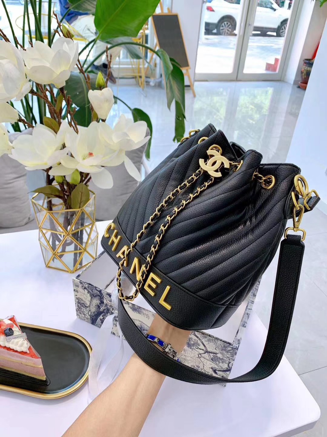30998 Chanel สะพายข้าง วัสดุตัวกระเป๋าทำจากหนังผสมอย่างดีเย็บลายตัวv รุ่นใหม่ล่าสุด งานจริงหนังนุ่มมากๆ อะหลั่ยสีทอง ด้านหน้ามีlogo chanel ป้ายสวยมาก ปากกระเป๋าเป็นปากรูดเป็นสายโซ่สีทองร้อยหนังมีตัวล็อคlogo chanel มาพร้อมสายยาวเป็นหนังผสมสีเดียวกับตัวกระเ
