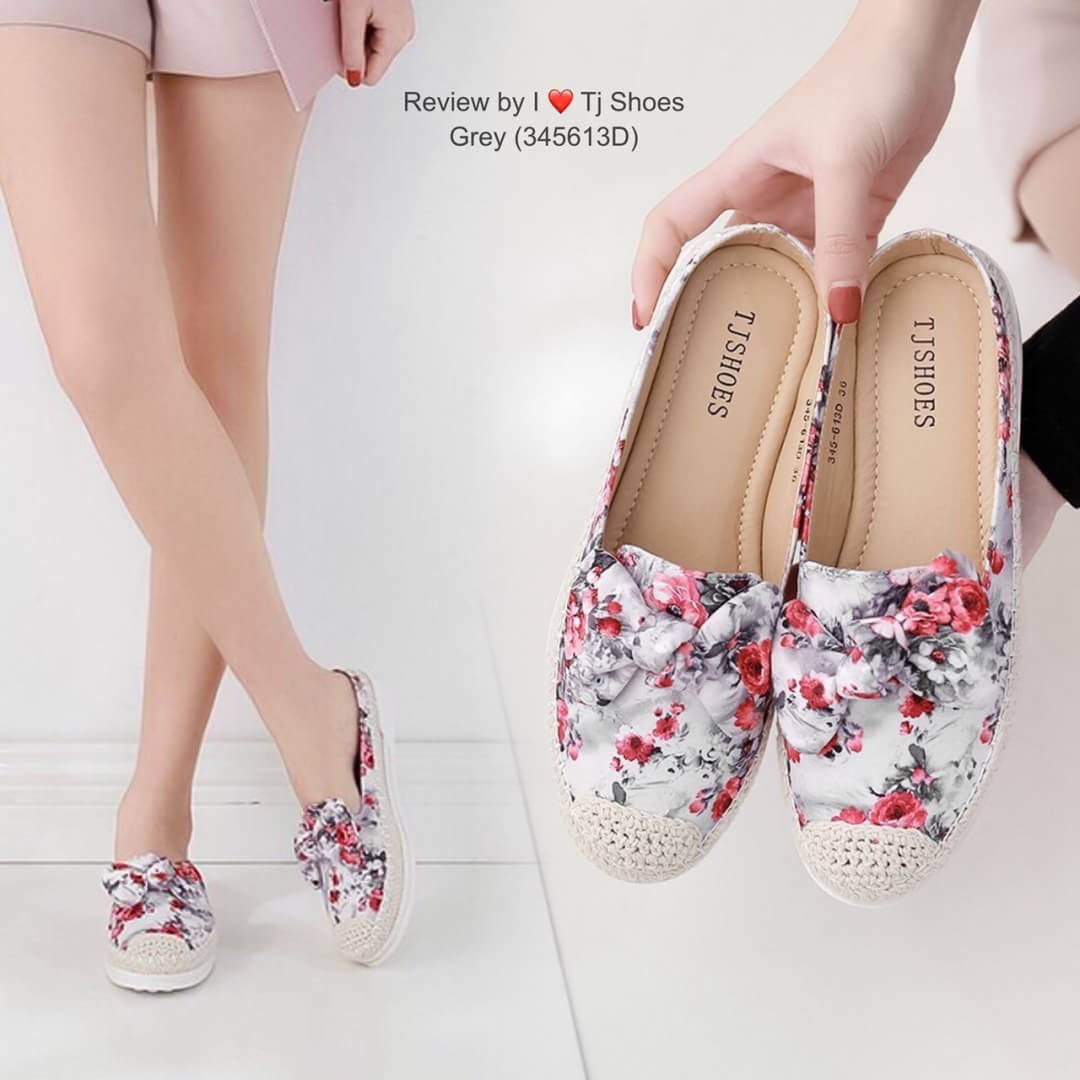 พร้อมส่งรองเท้าเพื่อสุขภาพ ที่ทั่งเกร๋ทั้งน่ารักสุดๆ รองเท้ารุ่นนี้เป็นงานสั่งทำพิเศษ หนังนิ้มนิ่ม ผ้าลายเก๋ๆ ประดับโบว์น่ารักๆ น้ำหนักเบา พื้นบุนวมนิ่ม ใส่นุ่มเดินทั้งวันได้สบายมากๆ แมทกับชุดอะไรก็เกร๋ก็น่ารักสุดๆ เป็นรุ่นแนะนำ ซื้อไปรับรองไม่ผิดหวัง ของ