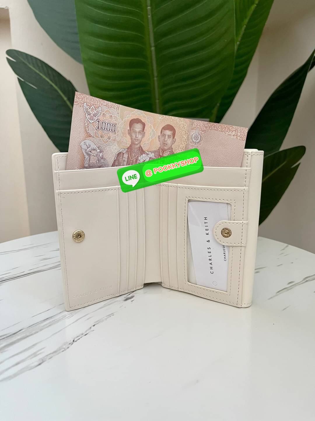 Snap Button Mini Short Wallet กระเป๋าเงินใบกลางหนังเรียบใบสวย จับถนัดมือ เปิดปิดแบบกระดุมแม่เหล็ก เป็นช่องใส่เหรียญ/บัตร และช่องใหญ่ใส่แบงค์เปิดปิดแบบกระดุม มีช่องใส่การ์ด 7 ช่อง และช่องใส่แบงค์ 2 ช่องใหญ่ ใส่แบงค์1000 แบบไม่พับได้เลยค่ะ แนะนำไปใช้กับกระเ