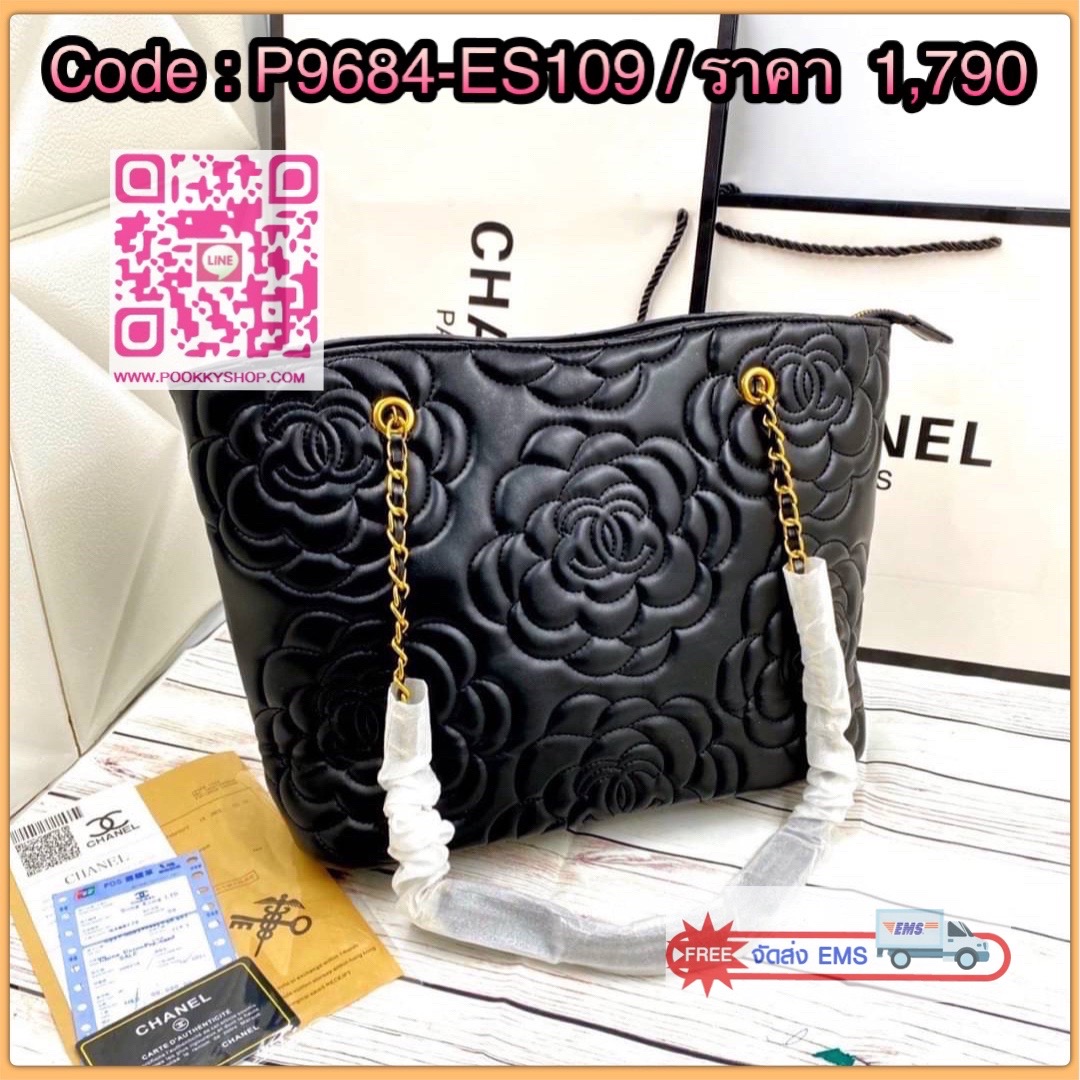 CHANEL Camellia Limited Edition Tote Bag กระเป๋าสะพายหนังแกะสีดำ ด้านหน้าลายดอกไม้คาเมลเลียสีดำ ซิปโลโก้CHANEL สายสะพายไหล่โซ่สลับหนัง จุของได้เยอะ หายาก