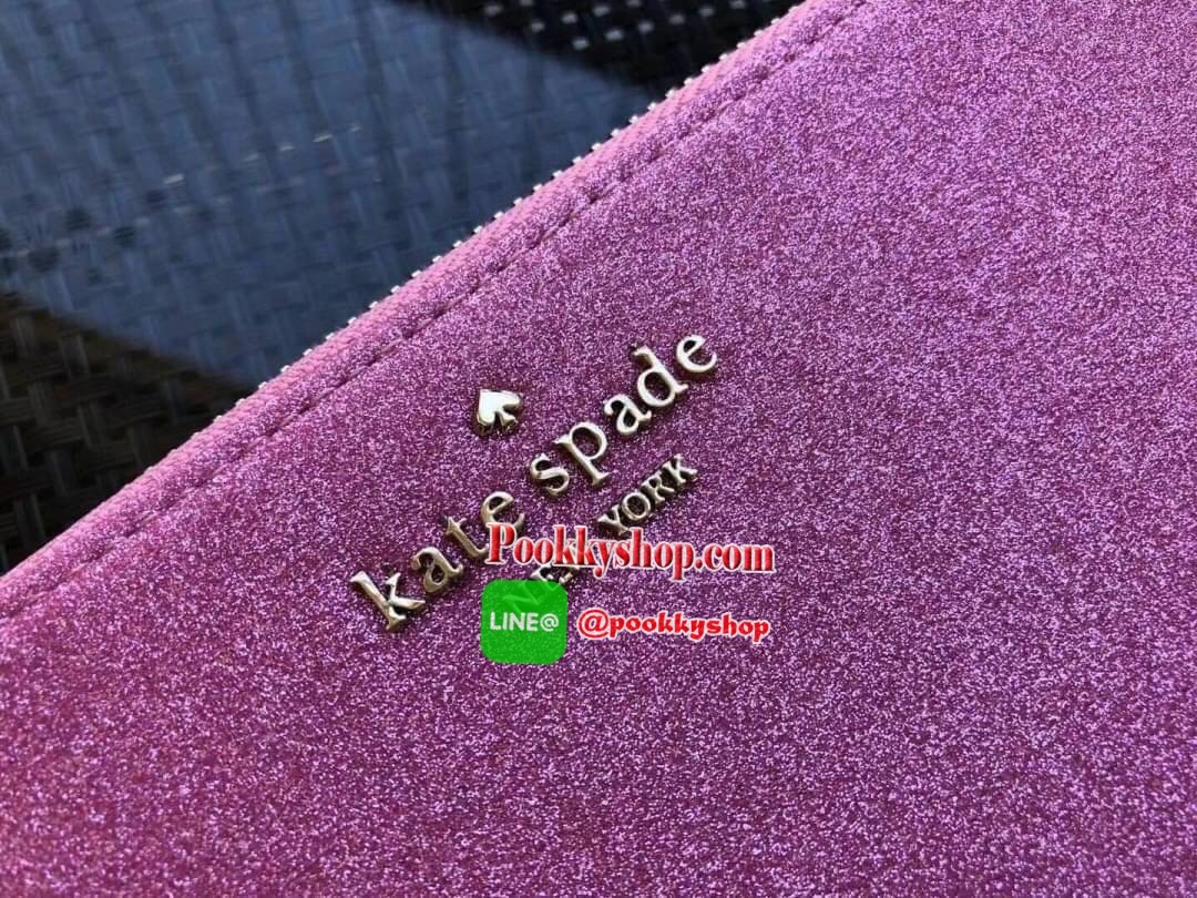 KATE SPADE JOELEY LONG WALLET กระเป๋าสตางค์ใบยาวรุ่นใหม่ล่าสุดหนัง Saffiano สไตล์ PRADA สวยน่าใช้ตัวเนื้อกระเป๋าตกแต่งด้วยกลิทเตอร์ทั้งใบ สวยหรู ภายในมีช่องซิป1ช่อง และช่องใส่บัตรหลายช่อง ใส่เหรียญ บัตรได้เยอะ ตัวจริงสวยน่าใช้มากค่ะ