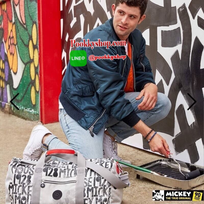 Kipling Disney's 90 Years Of Mickey Mouse Duffel Bag (TAGALONG) กระเป๋าถือใบใหญ่ ด้านหน้าและด้านข้างมีช่องซิปใส่ของจุกจิก เปิดปิดด้วยซิปเดียวด้านบน ใบใหญ่ ใส่เสื้อผ้าออกทริป เล่นกีฬาได้หลายชุด มาพร้อมสายสะพาย ใบเดียวทั้งเที่ยว ทั้งเล่นกีฬา ห้ามพลาดนะ