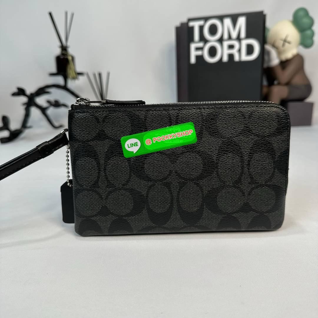 กระเป๋าคล้องมือ COACH 87591 DOUBLE CORNER ZIP WRISTLET IN SIGNATURE CANVAS (COACH 87591 ） กระเป๋าคล้องมือ2เซิปใหญ่ ลายCหนังและ ด้านในเป็นผ้า แบ่งเป็นช่องเล็กๆใส่เหรียญใส่แบงค์ใส่บัตร แล้วแต่จะใส่มีหลายช่อง ใส่โทรศัพท์ได้ทุกรุ่นพร้อมสายคล้องมือ