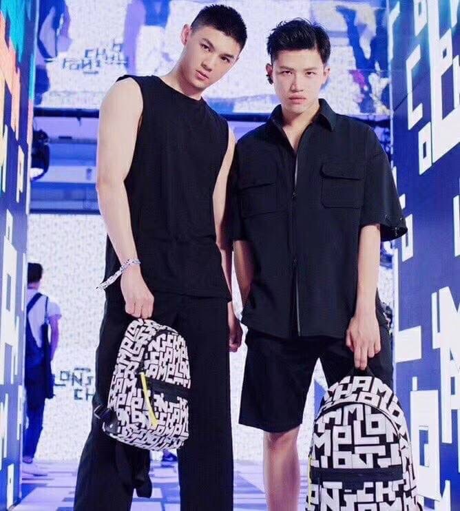 LONGCHAMP LE PLIAGE LGP BACKPACK รายละเอียด • วัสดุ: ผ้าใบ • อะไหล่: นิกเกิล • ตัวกระเป๋า: ผ้าใบโพลีอะไมด์เคลือบด้านใน • ตกแต่ง: หนังวัว รายละเอียดภายนอก • การปิด: ด้วยซิป • สายสะพาย: เลื่อนปรับระดับได้ • ช่อง: 1 ช่องซิป ภายใน • ช่องใส่ของ: 1 ช่อง ช่องด้า