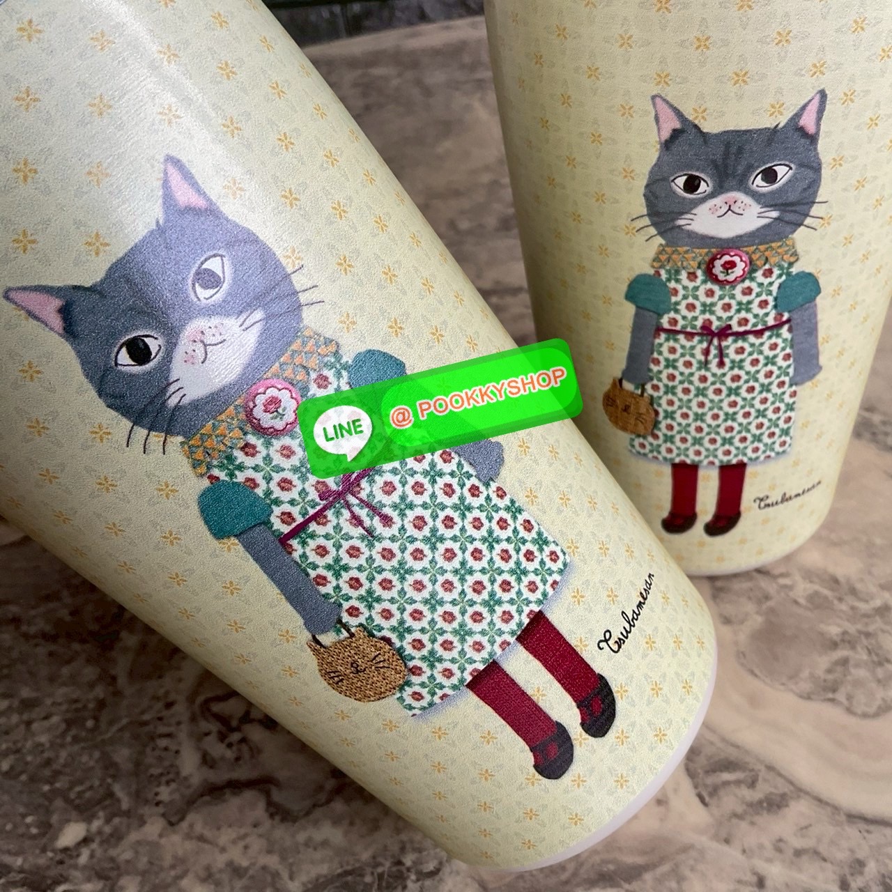 kusuguru Japan Stainless Tumbler Cup แก้วน้ำสแตนเลส ปริมาณสุทธิ 400 ml มาพร้อมกับลายแมวญี่ปุ่นน่ารักๆ แก้วพิมพ์ลาย แมว 2 ด้าน ด้านหน้า และ ด้านหลังแก้วค่ะ เก็บความร้อนเย็นได้ยาวนาน 12 ชม. มีฉนวนกันร้อน/เย็น โครงสร้างคู่สูญญากาศ มีฝาปิด แถบเลื่อนป้องกันน้ำ