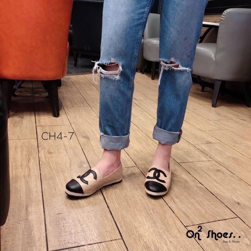 chanel loafer ® ทรงฮิตขายดีตลอดกาลพื้นปั้มแบรนด์ หน้าติดโลโก้แบรนด์ ชาเนล ทรงสวยกว่ารอบไหนๆ ลองใส่แล้วเลิฟมากคะ หากคุณกำลังมองหารองเท้าที่ใส่ได้ทุกโอกาส ทั้งงานราษฎร์ งานหลวงแนะนำคู่นี้เลยจ้า มา 3 สีนะคะ **รูปสินค้าถ่ายจากงานจริง