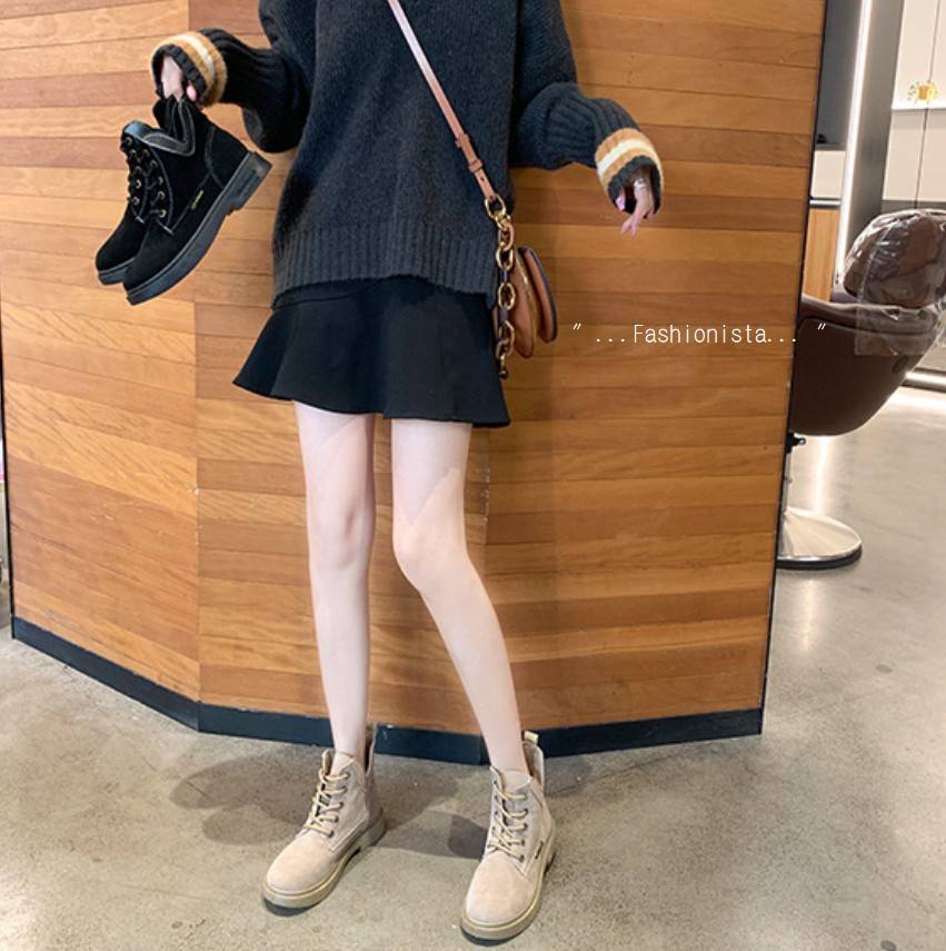 แบบมาใหม่ งานสวยเว่อร์ๆ !! รองเท้าบู้ททรงสั้นหุ้มข้อ พื้นหนา 3 c.m. วัสดุหนังสักกะหราดเนื้อหนาขึ้นทรง ดีไซน์ผ่าข้างเก๋ๆ ใส่นุ่มสบายเดินไม่เมื่อยจ้า งานจริงสวยมากกกไม่จกตา รูปถ่ายจากสินค้าขายจริง 100% สาวกบู้ทใครไม่สั่งคู่นี้พลาดมาก!!