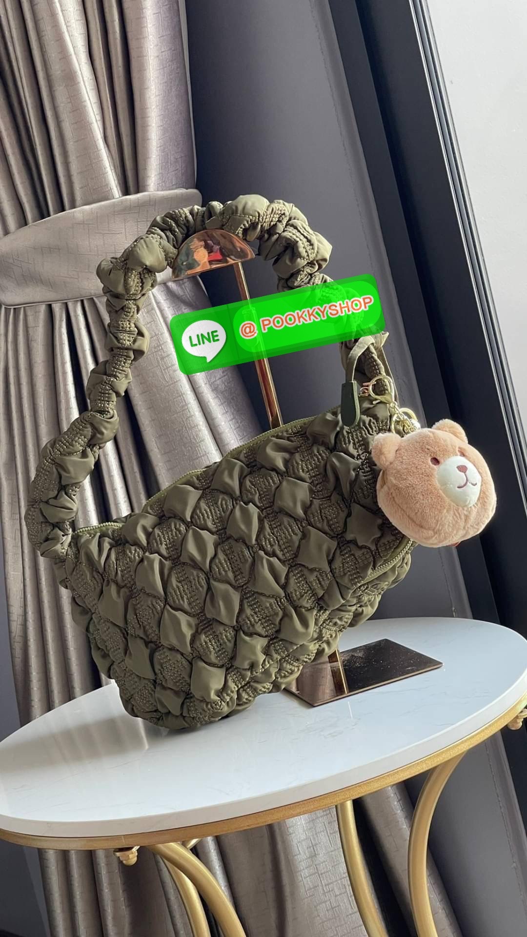 C Cozy Shoulder Bag สายแฟชั่นเกาหลีห้ามพลาด เป็นกระเป๋าที่กำลังได้รับความนิยมอย่างมากในเวลานี้ ถูกออกแบบมาให้มีลักษณะนุ่มนิ่มไม่ต่างจากพัฟเฟิลโค้ตหรือผ้านวม เลือกหยิบมาใช้ แมตช์เข้ากับคอสตูมได้ในแต่ละวัน รูปทรงและงานดีไซน์ที่มีความโดดเด่น และแตกต่างจากกระ