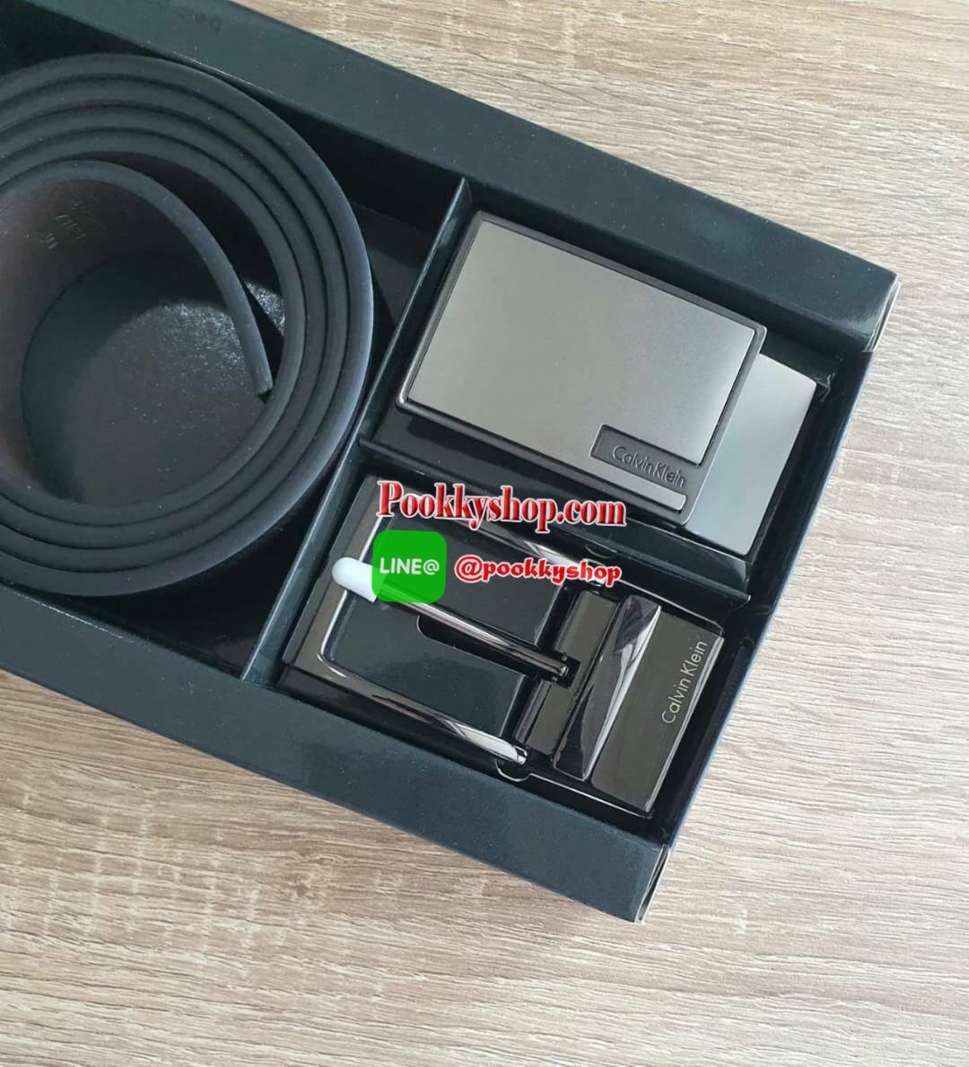 CALVIN KLEIN BELT AND BUCKLE SET เซตเข็มขัดหนังวัวแท้คุณภาพดี ในเซตประกอบด้วย หัวเข็มขัดโลหะ 2 หัว 2 แบบ พร้อมกับเข็มขัดหนังเรียบ 1 เส้นที่สามารถใช้ได้ทั้ง 2 ด้านสีดำสลับน้ำตาล สวยน่าใช้มากๆค่ะ