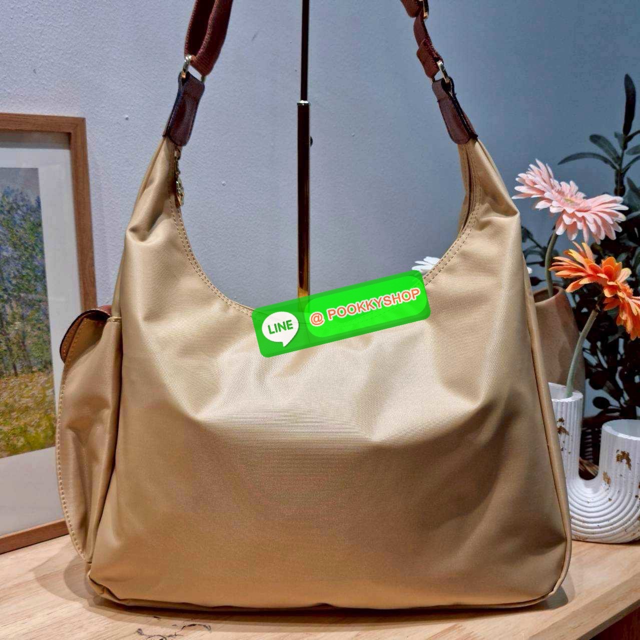 🔆 Model Longchamp le pliage hobo bag 🔆 Details กลับมาอีกครั้งกับรุ่นหายาก กระเป๋าทรงโท้ท ใบใหญ่กำลังดี จุของได้เยอะมากๆ ใส่โน้ตบุ้คได้ ใช้ไปทำงานแมทช์ได้กับทุกไลฟ์สไตล์ ด้านข้างมีกระเป๋าเล็กๆใส่ของจุกจิกหรือโทรศัพท์ได้ เปิด-ปิดกระเป๋าด้วยซ