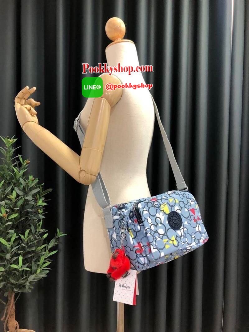 Kipling Disney's Mickey Mouse กระเป๋าสะพายทรงสวย รุ่นยอดนิยมเลยค่ะ สายสะพายปรับระดับสั้น-ยาว เป็นกระเป๋าสะพายเฉียงลำตัวได้ค่ะ ช่องซิปเยอะค่ะ ใส่ของได้เป็นสัดส่วน จุสัมภาระได้ดีเลยค่ะ ทรงสวย สะพายน่ารักมาก ห้ามพลาดเลยค่ารุ่นนี้
