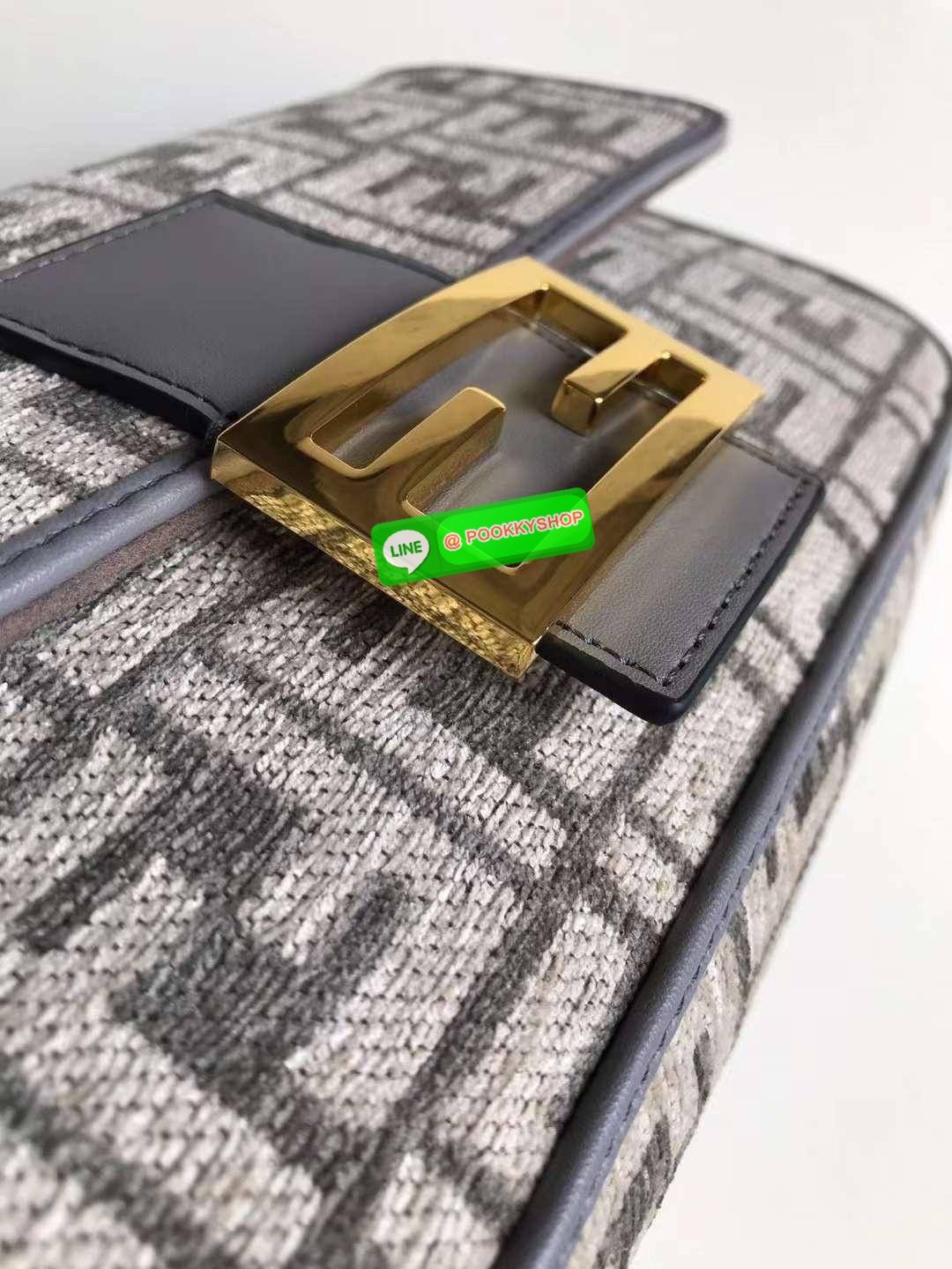New Arrivals!!! Fendi Baguette Dark Gray FF Tapestry Fabric Bag กระเป๋าทรง Baguette ขนาดกลาง วัสดุผ้าเซนิล พร้อมลวดลาย FF สีเทาเข้ม ปิดท้ายด้วยรายละเอียดหนังแบบทูโทนและประดับด้วยตัวล็อค FF โดดเด่นด้วยฝาปิดด้านหน้าตัวล็อคแม่เหล็กช่องด้านในบุด้วยผ้าหนังกลับ