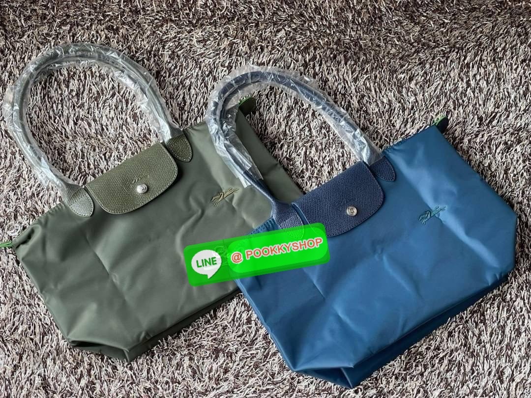 LONGCHAMP LE PLIAGE GREEN Shoulder bag S กระเป๋าใบนี้ดึงดูดใจคุณด้วยรูปทรงมินิมอลและกะทัดรัด หูกระเป๋าที่ยาวช่วยให้คุณสะพายไหล่ได้อย่างสบาย การปิดด้วยซิปช่วยให้มั่นใจได้ว่าสิ่งของทั้งหมดของคุณปลอดภัย Longchamp ดึงแรงบันดาลใจจาก origami สร้าง LE Pliage Gre