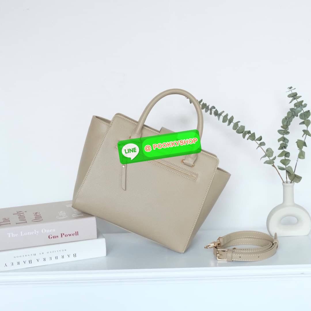 สินค้าเข้าใหม่ กระเป๋า Handbag ฟังชั่นครบที่อยากแนะนำ 👜 KEEP รุ่น ‘ 𝗩𝗔𝗟𝗘𝗡 HANDBAG ‘ **พิเศษ !! รุ่นนี้ตัวกระเป๋าทำจาก หนัง Microfiber ลาย Epsom ที่เป็นพื้นผิวสัมผัสมีลายตารางเล็กน้อย สวยหรู ทนทาน น้ำหนักเบา
