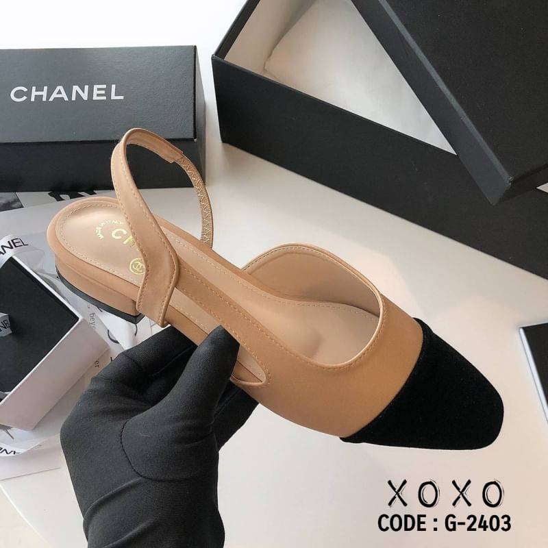 สินค้าพร้อมส่ง พื้นตีแบรนด์ : Chanel กล่องน้ำตาลเรียบ ไม่มีอปก. คัชชูงานสวม รัดหลัง มียางยืด ใส่สบาย ทรงสวย วัสดุหนัง PU มีส้นเล็กน้อย กำลังใส่สบาย งานสวยมาก เนียบ แอดมินหลงรักคู่นี้มากคะ ต้องมีเลยคะ