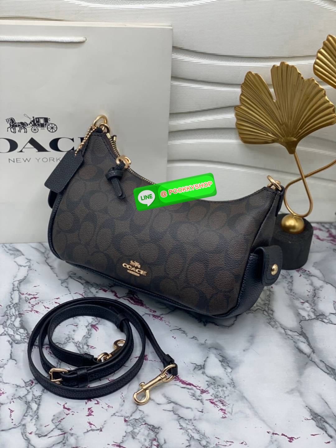 สะพายแล้วไม่ต้องพูดอะไร… คนก็รู้ว่าเรามีรสนิยม Coach C7223 – Swinger 20 รุ่นฮิต ลาย C คลาสสิก แต่งขอบหนังแท้ขาว ใบเล็กพกง่าย แต่ทรงสวยเก๋ ถือก็ได้ สะพายก็เป๊ะ ใช้ได้ทุกวันไม่มีเบื่อ แมตช์กับลุคไหนก็เข้า… เพราะความเรียบมีพลังในตัวเองค่ะ