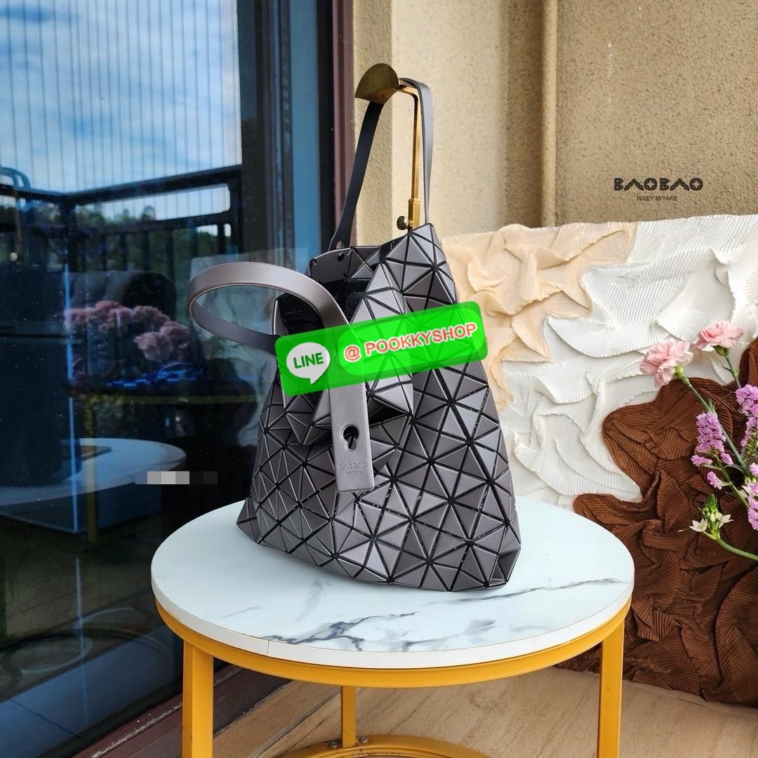 BAO BAO PRISM PLUS Handbag (Large) 🔖กระเป๋าถือจากแบรนด์ BAO BAO ISSEY MIYAKE ดีไซน์คลาสสิกทรงสี่เหลี่ยม มาพร้อมลวดลายสามเหลี่ยมที่มีมิติ 🔖วัสดุ: โพลีเอสเตอร์ ผสมหนัง 🔖 ปากกระเป๋าเปิด ซับในเป็นไนลอน มีช่องกระเป๋าด้านในและหูหิ้วกระเป