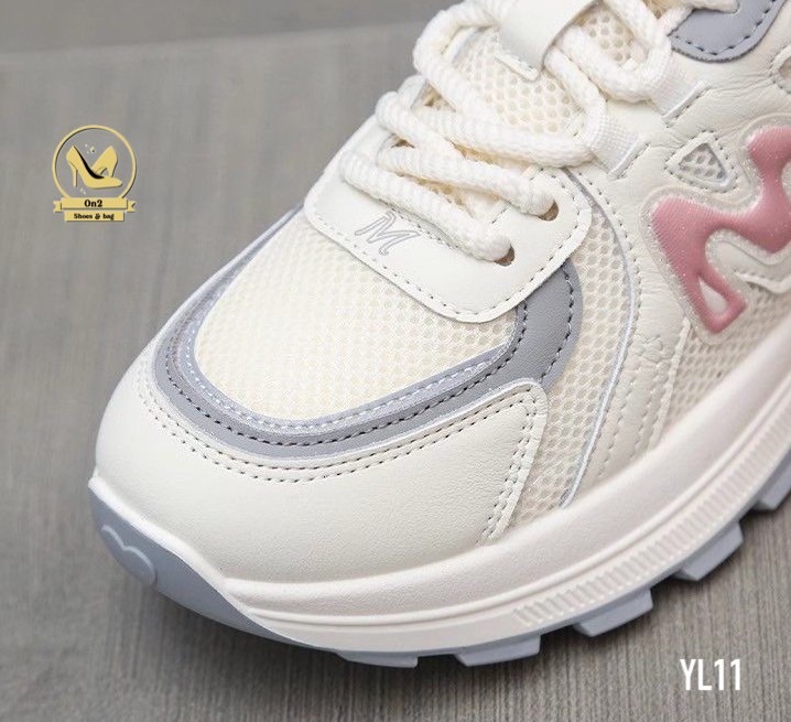 รองเท้าผ้าใบแฟชั่น โทนครีมตัดเทา แต่งลายชมพูหวานนิด ๆ เท่หน่อย ๆ คู่นี้ใส่แล้วขาเรียวขั้นสุด พื้นหนานุ่ม เดินทั้งวันไม่มีเมื่อย ใส่เที่ยว ใส่ทำงาน ใส่ไปเรียน ก็รอดทุกลุค