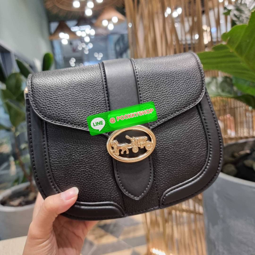 COACH C3593 GEORGIE SADDLE BAG IN COLORBLOCK SIGNATURE CANVAS WITH RIVETS ยกระดับความหรูให้กับตัวเองกันหน่อย ด้วยกระเป๋ารุ่นนี้!! ครอสบอดี้ที่ดีไซน์หรู อัพเลเวล ในราคาที่จับต้องได้ วัสดุหนังแคนวาสเคลือบสลับหนังเรียบ พิเศษไปอีกตกแต่งขอบด้วยหมุด เพิ่มดีเทลก